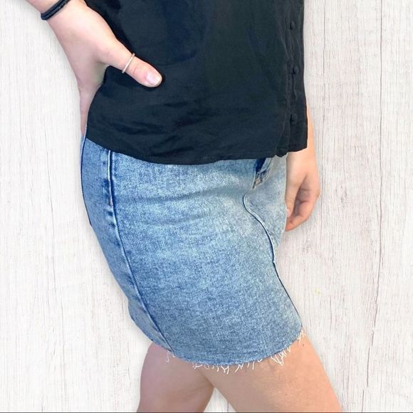 NWT Wild Fable Women's Sz 2 Jean Mini Skirt Light Wash Denim Raw Hem New - Picture 5 of 10
